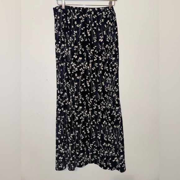 Black and White Pleated Maxi Skirt with flowers - Picture 1 of 3